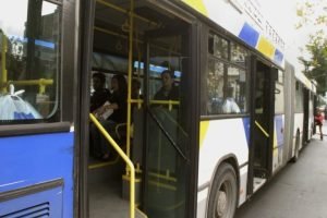 Η λεωφορειακή γραμμή 140: Η διαδρομή που ενώνει το κέντρο της Αθήνας με τη Γλυφάδα